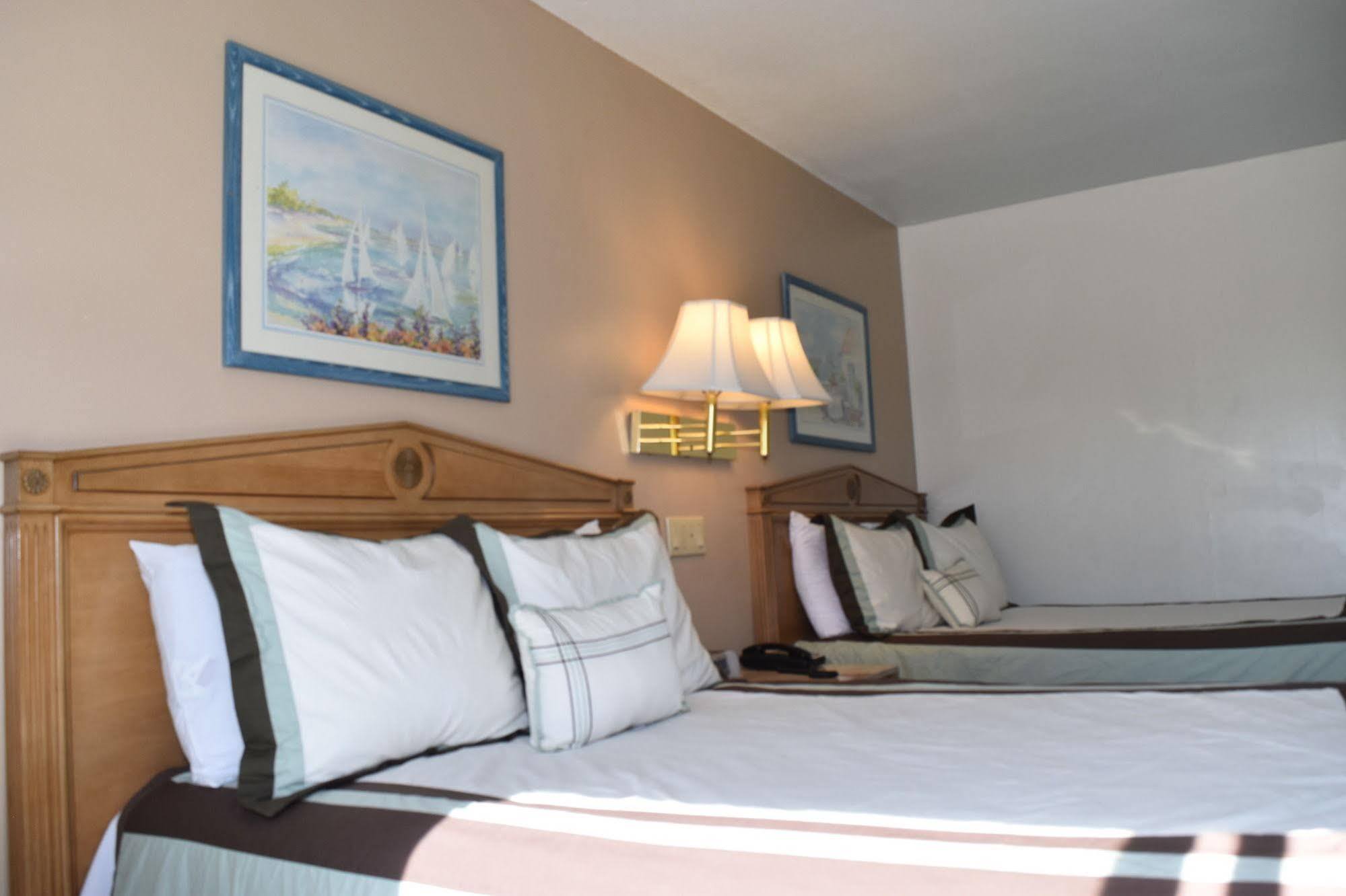 Econo Lodge *